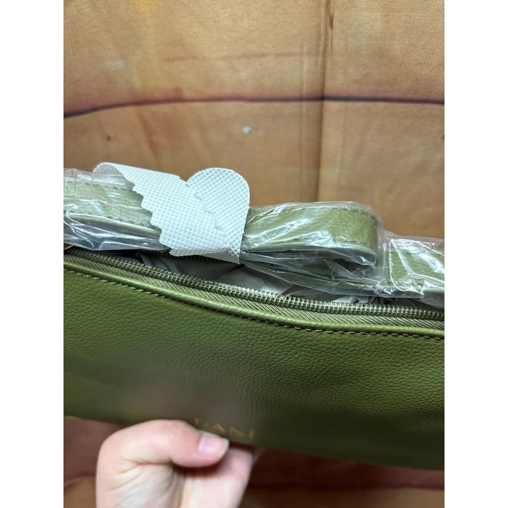 Disney Dani Danielle Nicole Princess Tiana Crossbody Bag Purse Green NWT - Picture 4 of 5